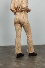 Pantalón de tejido con estampado de flores, tiro alto y pretina elastizada.