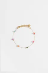 Pulsera de cadena fina dorada de acero con abalorios de piedras naturales de colores distribuidos a lo largo del diseño.