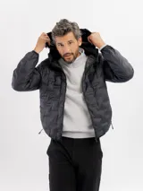 Campera puffer negra con diseño capitoneado, cierre frontal completo y capucha integrada.