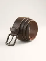 Cinturón marrón oscuro de cuero con hebilla metálica rectangular.