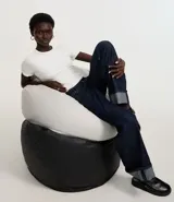 Blusa básica de cuello redondo y manga corta con detalle de dobladillo plegado. Confeccionada en tejido de viscosa con spandex, ofrece un ajuste cómodo y versátil.