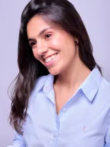 Camisa de vestir entallada a rayas verticales celestes y blancas, de manga larga y cuello clásico.