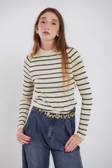 Media polera de tejido de punto acanalado, con diseño a rayas horizontales en blanco y negro, cuello alto y manga larga.