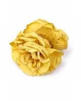 Pinza para el pelo con diseño de flores blancas grandes estilo clavel, con mecanismo de agarre tipo clip en tono beige.