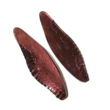 Par de aros colgantes con forma de hoja alargada, color marrón rojizo con textura acanalada.