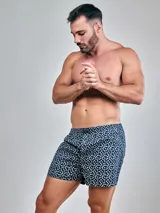 Bóxer de algodón blanco con estampado de flores pequeñas color celeste, con cintura elástica y logo de la marca en el centro.