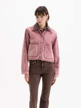 Chaqueta de gabardina color rosado con efecto desgastado, de calce relajado, cuello clásico marrón, bolsillos delanteros aplicados y cierre frontal con broches metálicos a presión.