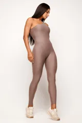 Jumpsuit deportivo de una sola pieza, con diseño asimétrico de un solo hombro y espalda descubierta. Confeccionado en tejido de poliamida con acabado mate, ofrece un ajuste ceñido y elástico ideal para actividades físicas o looks urbanos.