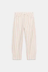 Jeans ZW Collection de corte tapered y tiro medio, con diseño de rayas verticales a contraste en tonos rosado y blanco. Cuenta con cinco bolsillos, trabillas para cinto y cierre frontal con cremallera y botón metálico.