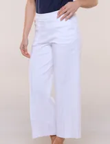 Pantalón crop blanco de corte recto con cintura ancha y botones decorativos laterales. Cuenta con bolsillos y pinzas frontales.