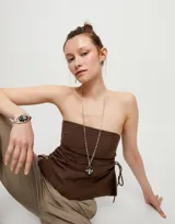 Collar largo plateado con cadena de eslabones y colgante ovalado con cristal facetado gris.