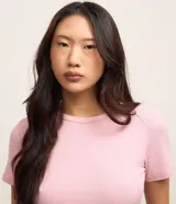 Blusa básica de manga corta y cuello redondo, confeccionada en viscosa texturizada de canalé con elastano y detalle de terminación ondulada en el bajo.