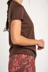 Remera de algodón peinado color marfil, de manga corta y corte al cuerpo, con escote en V ribeteado con hilo dorado.