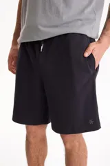 Bermuda deportiva sin friza color negro, con cintura elastizada y cordón ajustable. Corte semi baggy y suelto.