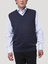 Chaleco de punto para hombre con cuello en V, confeccionado en una mezcla de lana, viscosa, poliamida y cashmere. Presenta un diseño clásico de color azul oscuro con acabado suave y ligero.