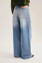 Pantalón jean de tiro alto con diseño amplio y acampanado, confeccionado en denim liviano.