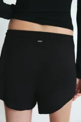 Short de tiro medio confeccionado en tejido de viscosa con elastano, de corte holgado y cintura elástica con cordón de ajuste.