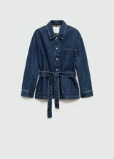 Chaqueta vaquera azul con cuello camisero, cierre frontal con botones metálicos, tres bolsillos delanteros, mangas largas con puños abotonados y cinturón de lazo.