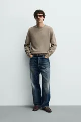 Jersey regular fit de punto tejido en hilatura con mezcla de algodón y lino, cuello redondo y manga larga, con acabados en rib en cuello, puños y dobladillo.