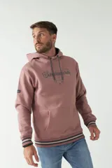 Buzo canguro color rosado con capucha ajustable con cordones, bolsillo canguro, logo estampado al frente y puños a rayas.