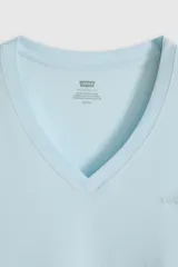 Remera celeste de manga corta con escote en V y corte clásico.