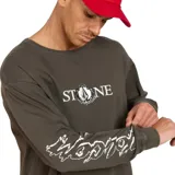 Remera de manga larga color gris oscuro con logo de Volcom estampado en el pecho y en la manga. Corte clásico y cuello redondo.