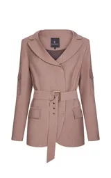 Blazer sastre color marrón claro con patrón de raya diplomática, cuello con solapa ancha, mangas largas con bolsillos aplicados en las mangas, bolsillos frontales con solapa, cinturón incorporado con hebilla metálica y cierre cruzado.