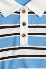 Remera polo de manga larga con cuello clásico blanco y tapeta de botones. Presenta un patrón de rayas horizontales en azul celeste, blanco y negro. Tiene remates acanalados en puños y bajo.