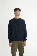 Sweater color marrón claro, tejido con combinación de puntos y rib en puños. Bordado de marca en la manga.