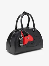 Minibolso estilo bowling color negro, confeccionado en cuero vacuno con forma curva y el logotipo de la D ovalada grabado en la parte delantera. Cuenta con doble asa superior y cierre de cremallera bidireccional.