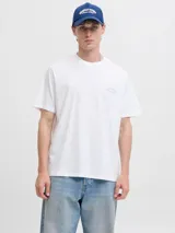 Remera de manga corta y cuello redondo con calce relajado. Confeccionada en algodón orgánico, presenta un diseño minimalista con una pequeña estampa en el pecho.