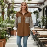 Sobre camisa de pana blanca con detalles en animal print en los bolsillos frontales y en las mangas. Presenta cuello inglés, cierre frontal con botones y corte holgado.