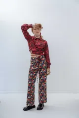 Pantalón de vestir de corte recto, tiro medio, con estampado geométrico tipo patchwork en tonos oscuros y vivos. Presenta cordón ajustable en la cintura.