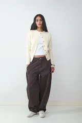 Cardigan de punto gris oscuro, de corte clásico y calce ajustado, con cuello redondo y cierre frontal de botones.