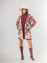 Chaqueta de estilo urbano confeccionada en material agamuzado con estampado artístico efecto acuarela en tonos borgoña, verde, ocre y celeste. Presenta solapas clásicas, cierre frontal y bolsillos laterales.