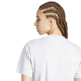 Remera de algodón con cuello redondo y mangas cortas, en color gris jaspeado. Presenta un diseño minimalista con el logo de Adidas bordado en el centro del pecho.