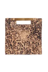 Sobre de mano con diseño cuadrado y estampado animal print de leopardo. Cuenta con una estructura rígida y una manija metálica dorada integrada en la parte superior.