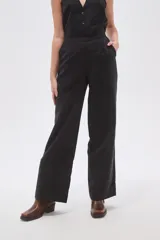 Pantalon de vestir negro de corte recto, confeccionado en viscosa, con calce medio y bolsillos laterales.