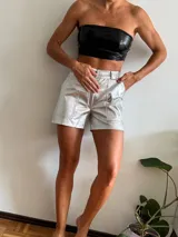 Short plateado de tiro alto con bolsillos cargo.