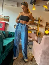 Pantalón jean de tiro alto con corte recto y diseño color block en tonos de azul.