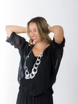 Blusa color gris claro de seda italiana, talle único oversized, con forro elastizado, mangas 3/4 y escote en V.