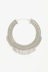 Collar corto a la base tipo gargantilla, compuesto por múltiples cadenas plateadas en capas con flecos de tubos metálicos colgantes en el borde inferior.