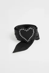 Cinturón faja negro de cuero ovino, con diseño ancho y detalle de hebilla o aplique en forma de corazón adornado con tachas plateadas.