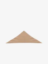 Pañuelo de formato triangular en color marrón, confeccionado en tejido suave con terminaciones bordeadas en hilo blanco con diseño de ondas.