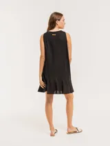 Vestido corto color beige de lino con escote redondo y volado godet en el ruedo.