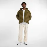 Campera puffer con capucha, color verde oliva, con cierre frontal bidireccional, mangas largas y puños elásticos. Presenta logo de la marca bordado en el pecho.
