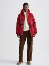 Campera puffer roja de nailon líquido Varley Fullerton, de corte extragrande y largo medio, con capucha profunda, aislante de plumón, puños internos y cintura ajustable.