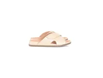 Sandalia tipo chinela de cuero color vainilla con textura de reptil, diseño de tiras cruzadas y ajuste con velcro. Cuenta con suela de poliuretano flexible y plantilla anatómica.