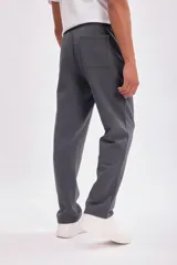 Pantalón deportivo de corte recto en color gris oscuro, con cintura elástica y cordón ajustable. Presenta un diseño minimalista y funcional, ideal para actividades físicas o uso casual.