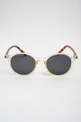 Lentes de sol polarizados con armazón redondo en tono translúcido y patillas con estampado carey.